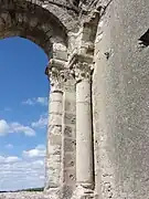 Photographie en couleurs de colonnes et de chapiteaux encadrant une baie