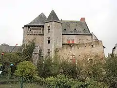 Photographie en couleurs d'un bâtiment flanqué d'une tourelle.