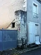 Photographie en couleur d'un pilier supportant le vantail d'un portail.