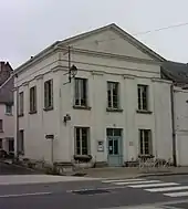 Photographie en couleurs d'un bâtiment de style néo-classique.