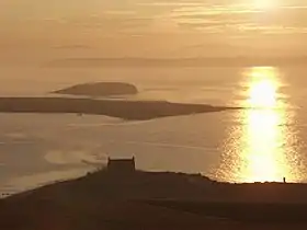 Vue de Corn Holm (deuxième plan) et de Black Holm (troisième plan) depuis Copinsay (premier plan).