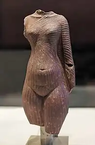 Corps de femme, peut-être de la reine Néfertiti.Quartzite rougeMusée du Louvre