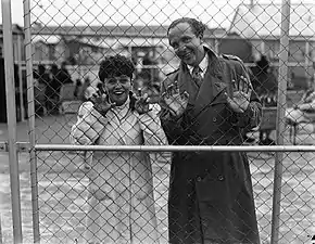 Corry Vonk (nl) et Wim Kan avant un départ en tournée outre-mer en 1948. Daan Noske/Anefo