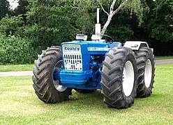 County 754 Super Four sur base de Ford 6600.