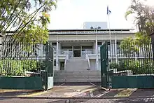Façade est de la cour d'appel de Saint-Denis depuis la rue Juliette Dodu