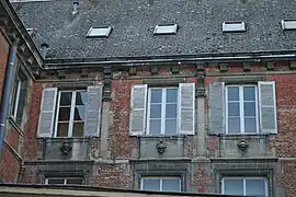 sculptures sur la façade,