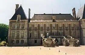 Le château côté cour.