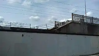 Début du quai en direction de Versailles-Rive-Droite, escalier d'accès à la rue de Colombes.