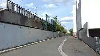 Vue longitudinale contre le stade.