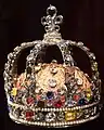 La couronne de Louis XV est fermée, à l'imitation de celle des empereurs.