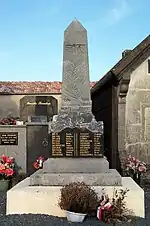 Le monument aux morts dans le cimetière devant l'église (mars 2012)