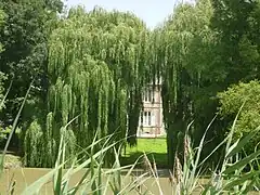 La mairie vue depuis le parc du château.