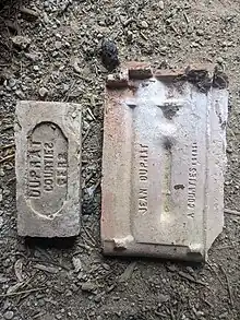 Brique et tuile embossées avec respectivement « Dupart Courties Gers » et « Jean Dupart A Courties (Gers) »