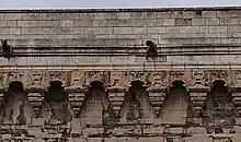 Photographie rapprochée des mâchicoulis de la courtine.