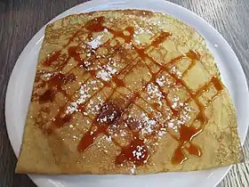 avec une crêpe bretonne