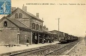 La gare de Crèvecœur-le-Grand donnait correspondance à la ligne Estrées-Saint-Denis – Froissy – Crèvecœur-le-Grand, chemin de fer secondaire à voie métrique.