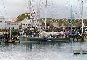 un voilier de course à quai