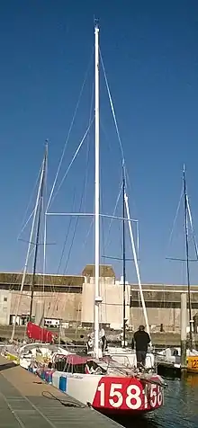 Vu de l'avant, le bateau amarré au ponton.