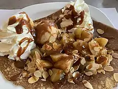 avec crêpe, fruits, et crème glacée