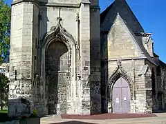 Détail de la base du clocher et du portail.