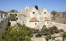 photographie couleurs : deux absidioles à l'arrière d'une église