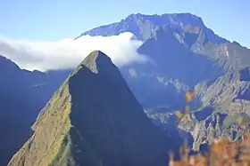 Au premier plan, la crête d'Aurère dans le cirque de Mafate.