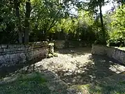 Les douves asséchées.