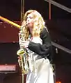 Benedicta Boccoli et son saxophone pendant Crimini del Cuore, théâtre Saint Babylas de Milan, 1er mai 2015.
