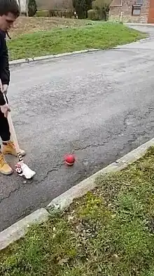 Crosseur avec sa crosse et sa cholette lors du crossage à Vaudignies en 2019.