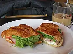 Croissant au jambon.