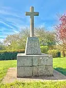 La croix en granit de l’espace camping.