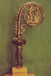 Crosse en cuivre émaillé du XIIIe siècle. Émaux limousins.