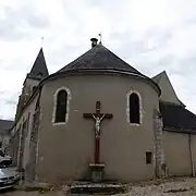 Le crucifix devant le chevet.