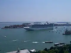 Navire de croisière en sortie du port du bassin San Marco