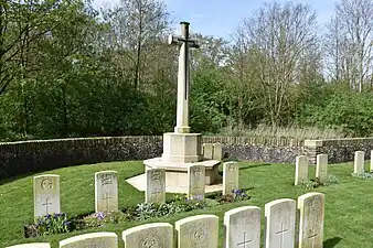 La Croix du Sacrifice s'élève dans un arc de cercle.