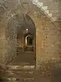 Couloir d'accès à la crypte et salle rectangulaire.