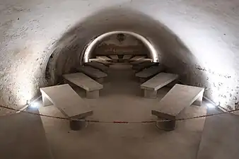 Crypte provisoire dans l'enceinte de la forteresse.