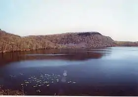 Vue de Black Pond et des falaises de Beseck Mountain.