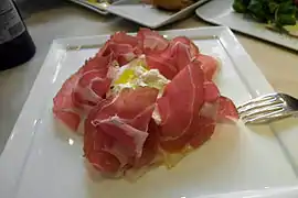 Avec du jambon cru culatello di Zibello et de l’huile d'olive