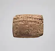 Tablette des archives de l'Ebabbar de Sippar (494 av. J.-C.), lettre d'instructions, avec deux impressions de sceaux-cylindres, représentant des scènes rituelles. Seuls sont visibles les orants, les sceaux étant imprimés dans être déroulés, pratique courante dans cette archive. Metropolitan Museum.