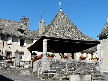 Halle dans le bourg.