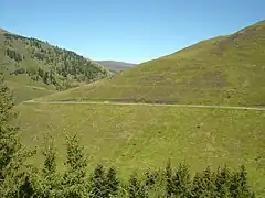 Vue en arrière sur une portion de l'ascension vers Peyresourde Balestas, sur la route D117, juste après le col de Peyresourde.