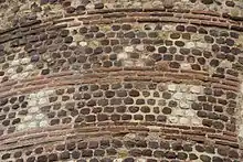 Décor divers dont motif de sablier et un autre registre avec motif de cercle.