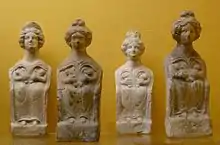 Déesses-mères allaitant deux enfants, en terre cuite, IIe ou IIIe siècle apr. J.-C.