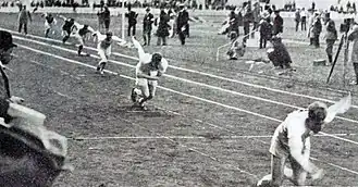 Photo d'athlètes s'élançant simultanément depuis les starting-blocks.