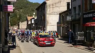 Le peloton pendant le départ fictif aux Ollières-sur-Eyrieux.