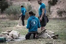 Tri des déchets après une dépollution à Carthagène.