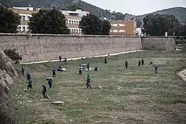Des bénévoles ramassent des déchets à Carthagène (Espagne).