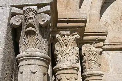 Détail de la façade de l'église - colonnes à chapiteau corhintisants ou (feuillage d'acanthe).