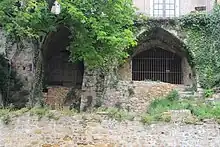 Détail de deux portes d'un bâtiment, une petite et une grande.